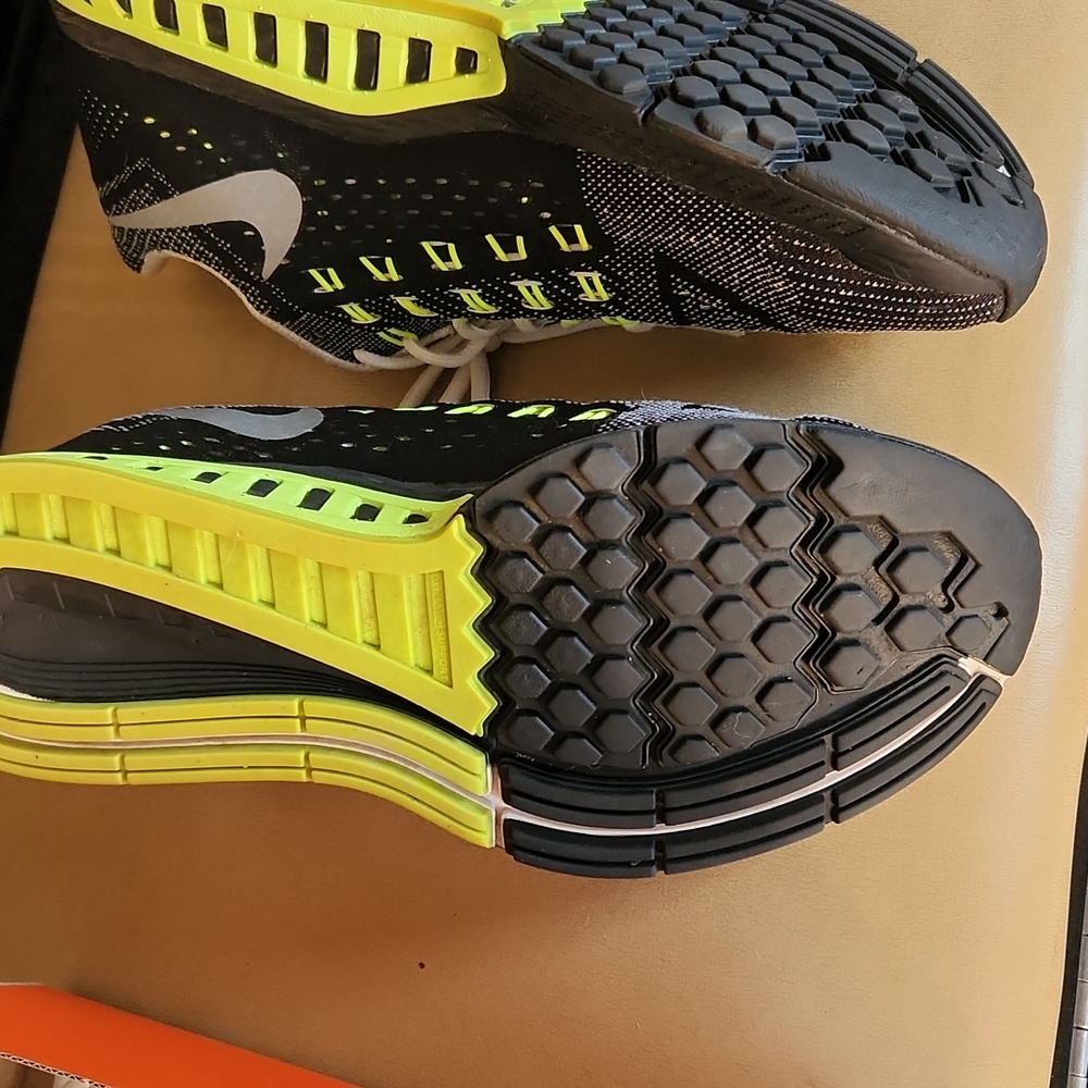 Nike - Picture 4 of 5
